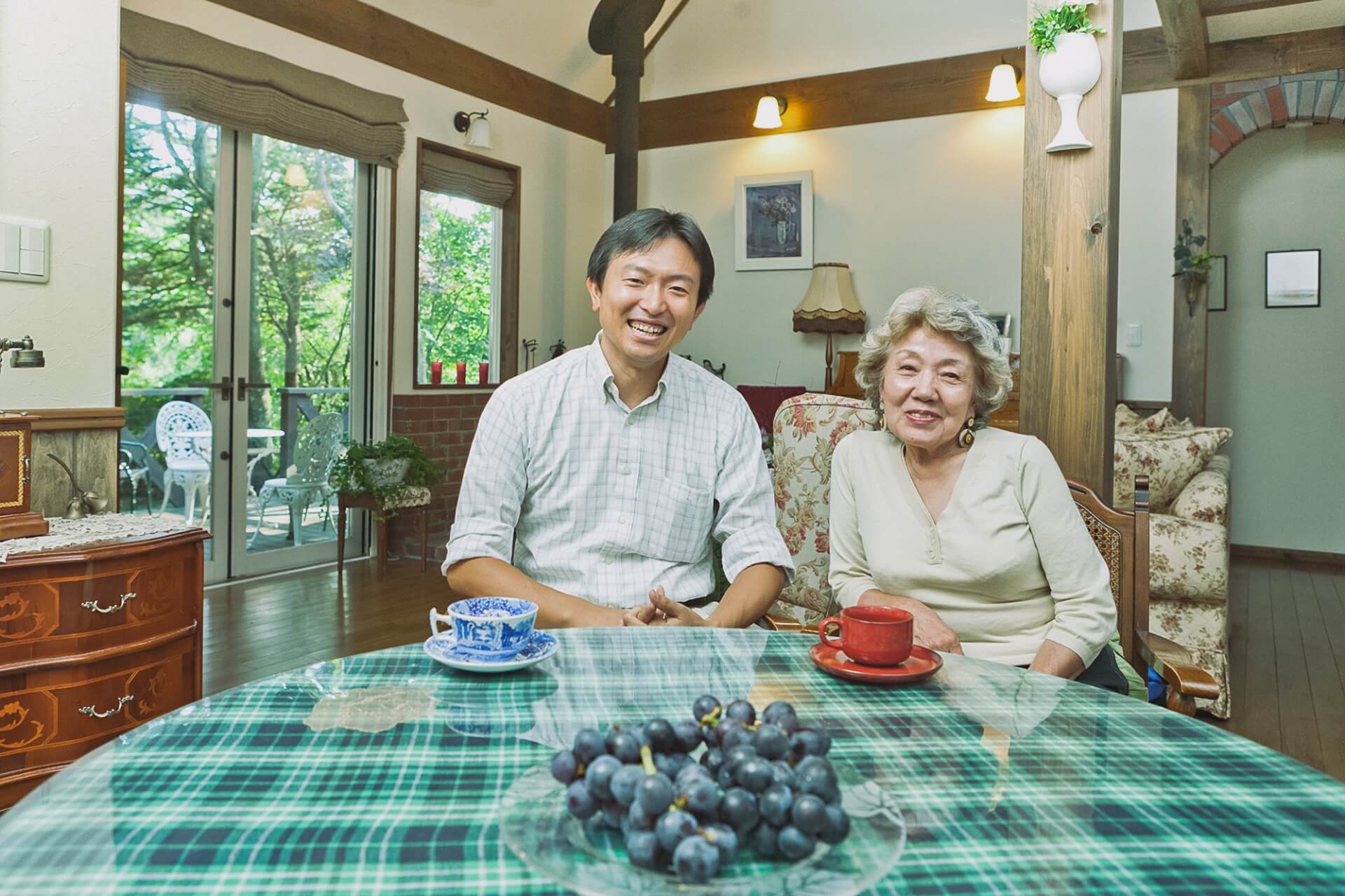 吉住 冨美子様とセイケンハウス社長大森。楽しい時間に話もはずみ、この取材は予定時間を大幅にオーバーしてしまいました