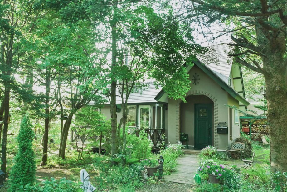 花より緑が好きという吉住さん。ポール・スミザーの庭に倣った、自然そのものに溶け込むアプローチが玄関へと続く