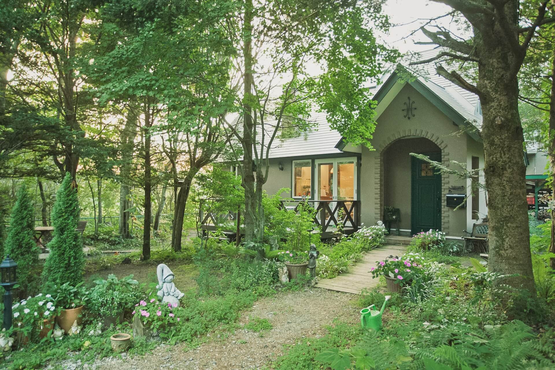 家までのアプローチにも吉住様の世界観が表現されています